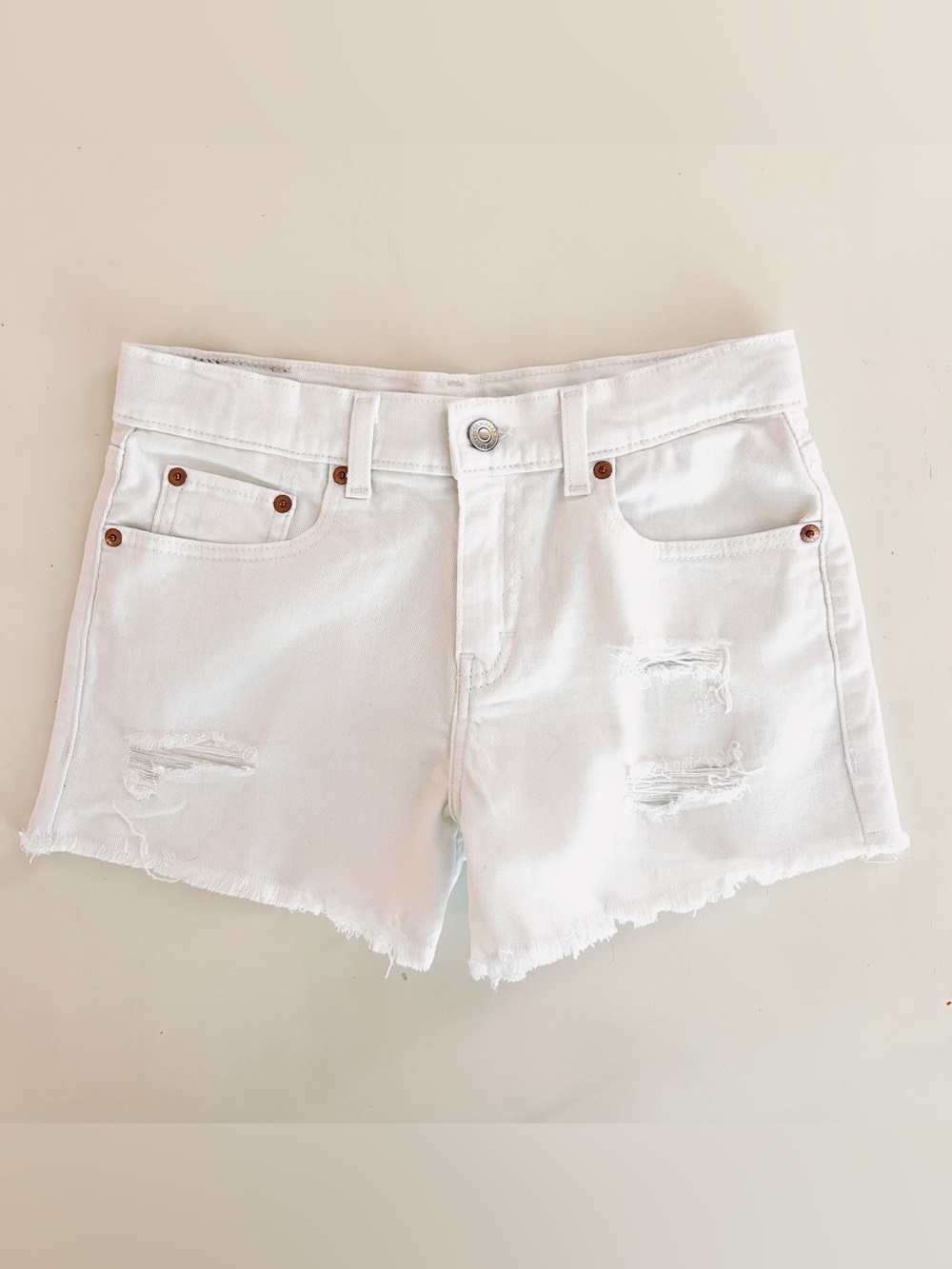 Levi’s White Distressed Denim Shorts | Frayed Hem | Size 29/Girls 16 NWOT - Picture 2 of 7